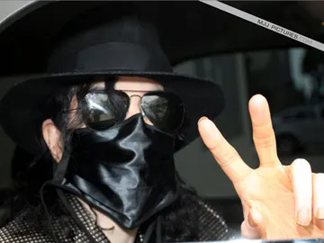 Michael Jackson con una de sus inconfundibles mascarillas Michael Jackson con una de sus inconfundibles mascarillas