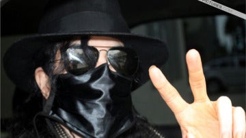 Michael Jackson con una de sus inconfundibles mascarillas