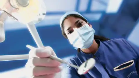 Odontóloga en su consulta Odontóloga en su consulta