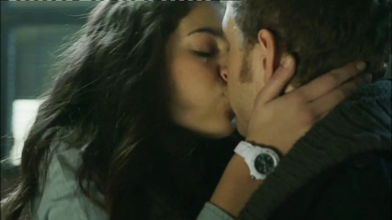 Silvia besa a Joel y Leire lo ve todo