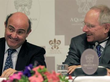 El ministro de Economía, Luis de Guindos, y el ministro alemán de Finanzas, Wolfgang Schäuble