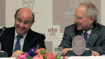 El ministro de Economía, Luis de Guindos, y el ministro alemán de Finanzas, Wolfgang Schäuble
