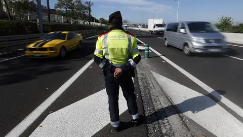 Un mosso controla una carretera de Barcelona Un mosso controla una carretera de Barcelona