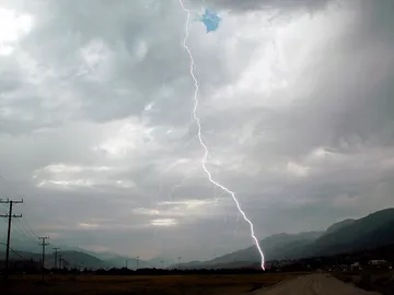 Un rayo toca tierra durante una tormenta eléctrica Un rayo toca tierra durante una tormenta eléctrica