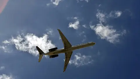 Un avión en el cielo Un avión en el cielo