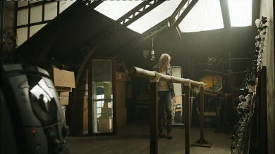 Joel hace una barra de ballet para Leire