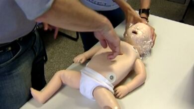 Los padres de bebés prematuros aprenden primeros auxilios