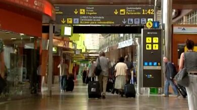 Dos jóvenes británicos detenidos en aeropuerto de Tenerife Sur