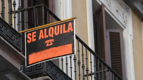 Cartel de 'Se alquila' en un edificio Cartel de 'Se alquila' en un edificio