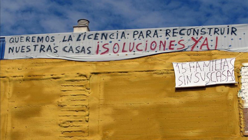 Pancarta que pide soluciones en Lorca