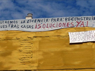 Pancarta que pide soluciones en Lorca
