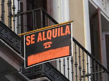 Cartel de 'Se alquila' en un edificio Cartel de 'Se alquila' en un edificio