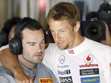 Jenson Button conversa con uno de sus ingenieros