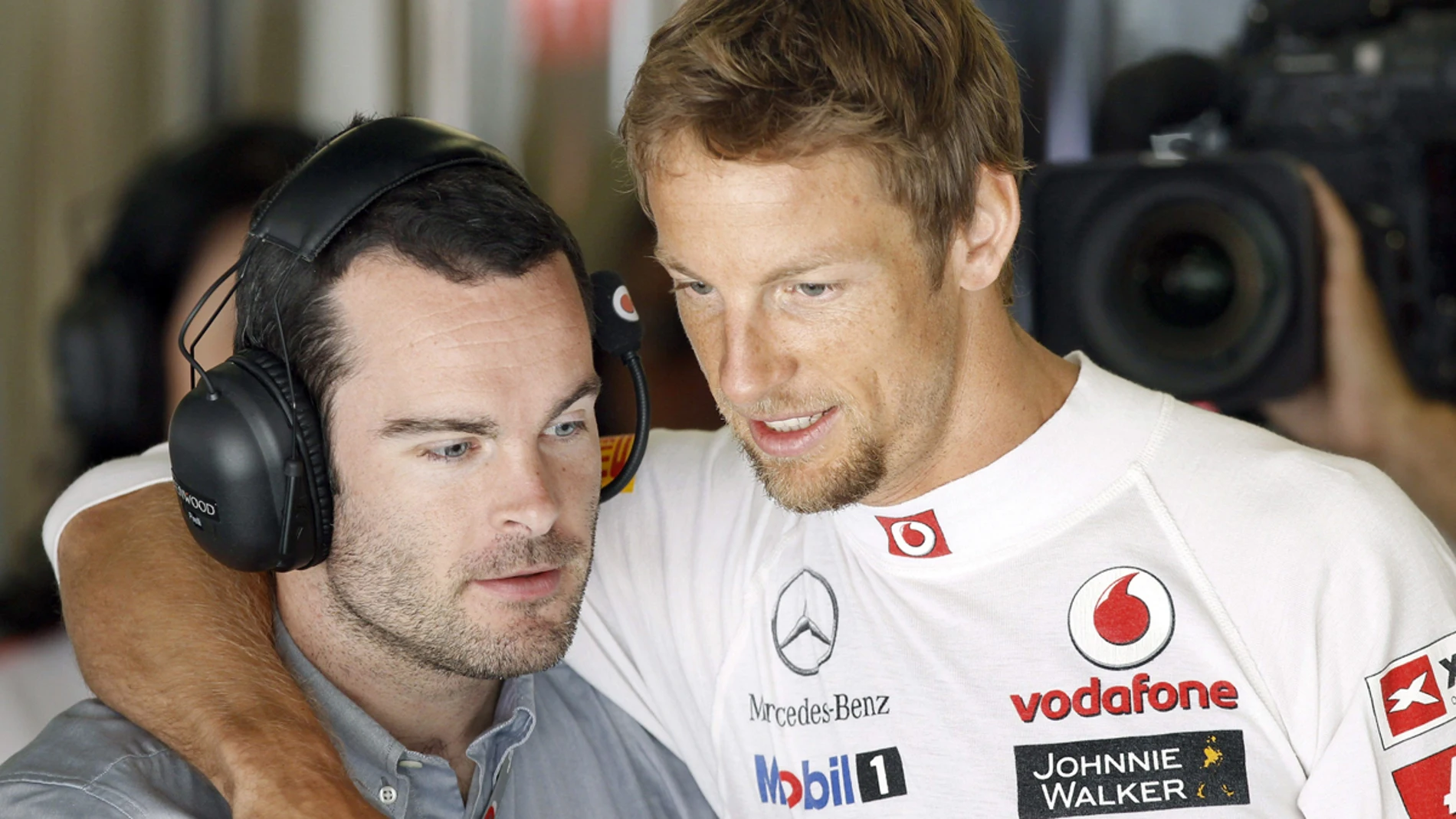 Jenson Button conversa con uno de sus ingenieros