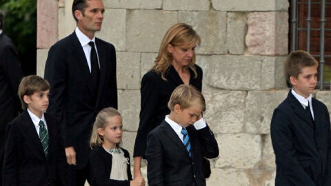I&ntilde;aki Urdangarin despide a su padre junto a su familia