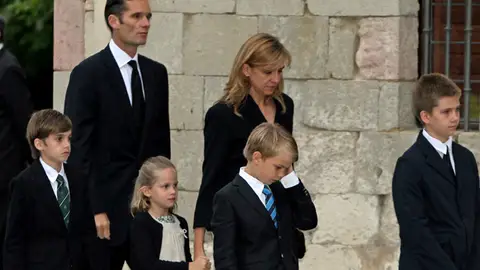 Iñaki Urdangarin despide a su padre junto a su familia Iñaki Urdangarin despide a su padre junto a su familia