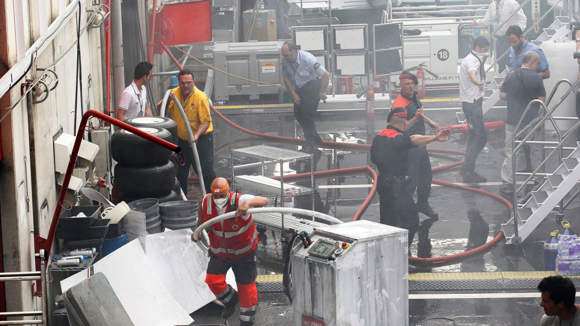 Las emergencias intentan sofocar el fuego