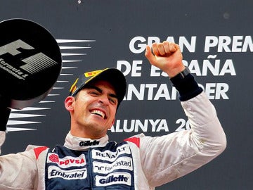 Pastor Maldonado celebra la victoria en el podio