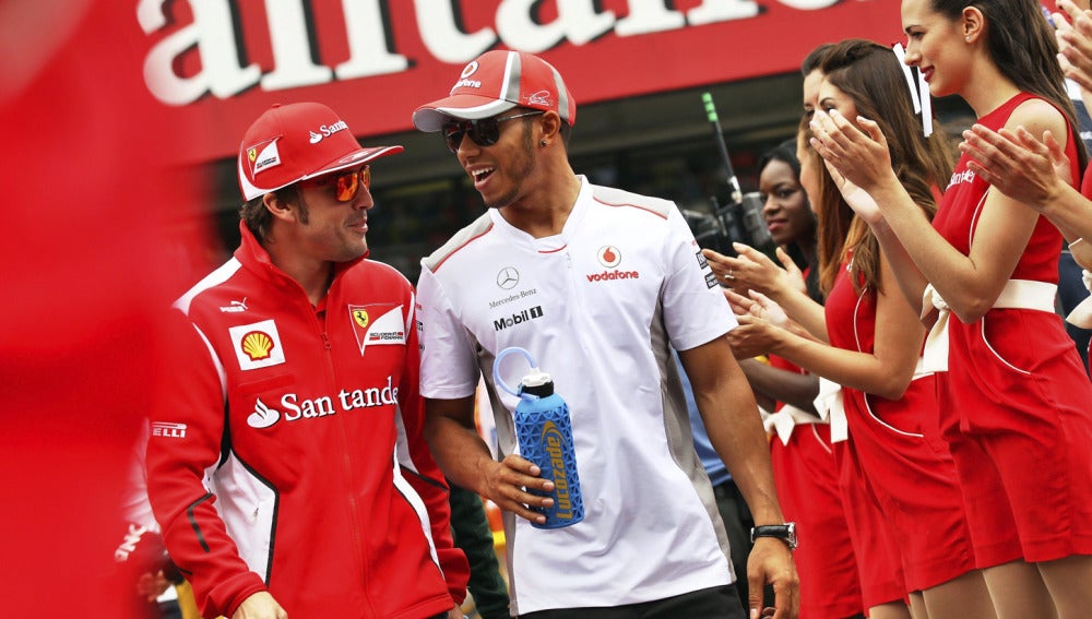 Alonso y Hamilton bromean antes de la carrera