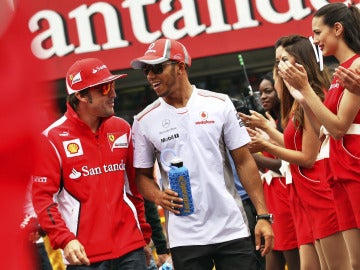 Alonso y Hamilton bromean antes de la carrera