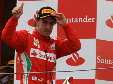 Alonso saluda al subir al podio