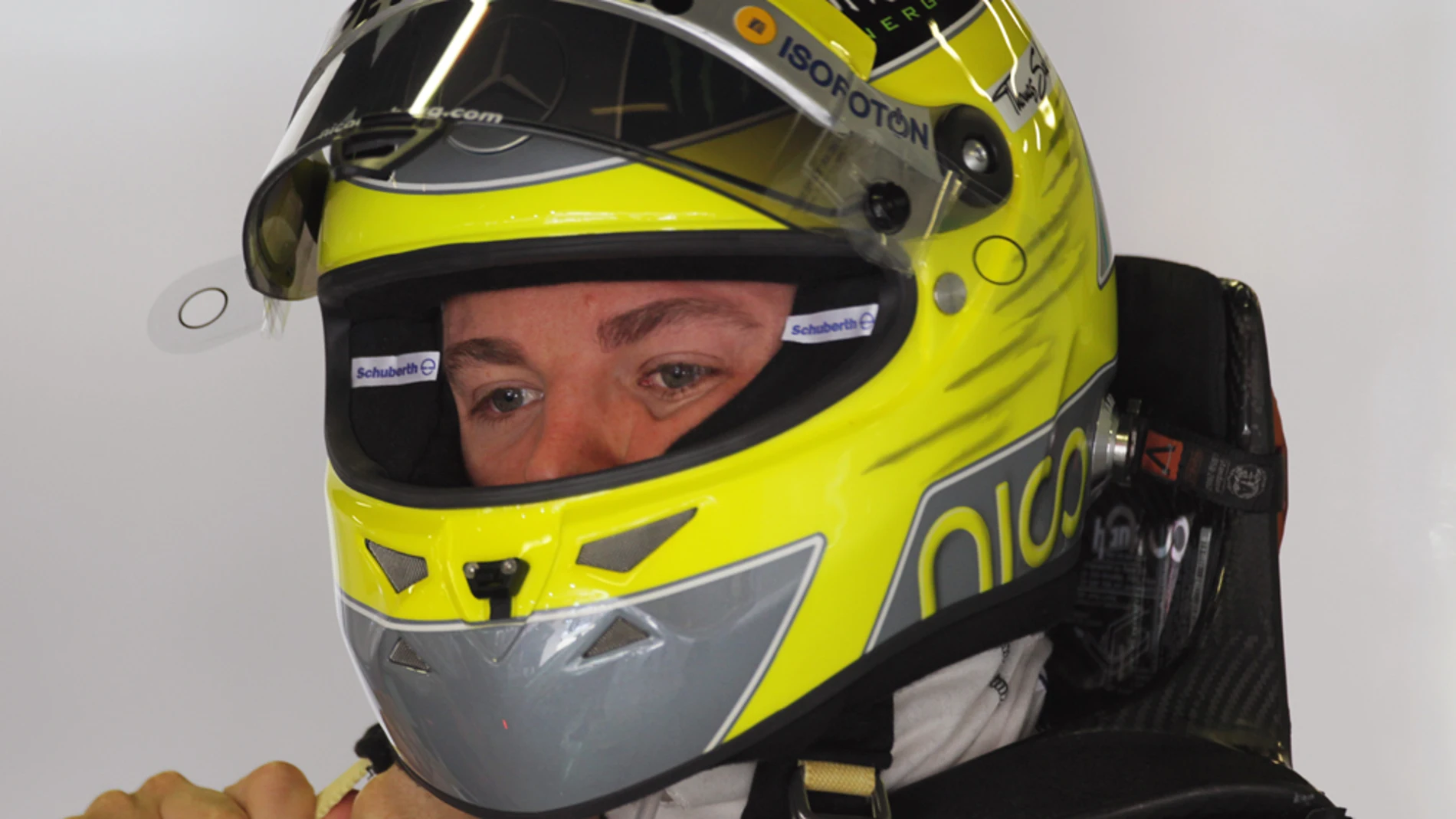 Nico Rosberg se coloca el casco