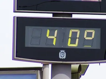 Un termómetro marca 40 grados. Un termómetro marca 40 grados.