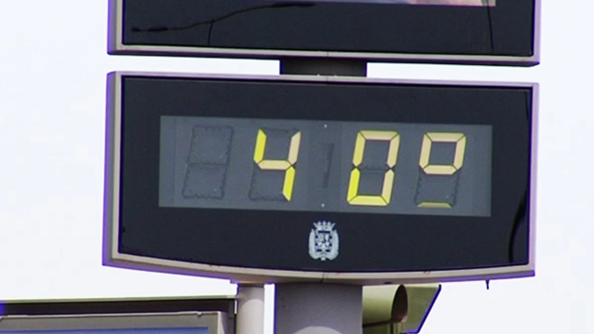 Un termómetro marca 40 grados. Un termómetro marca 40 grados.