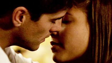 Tendría que besarte