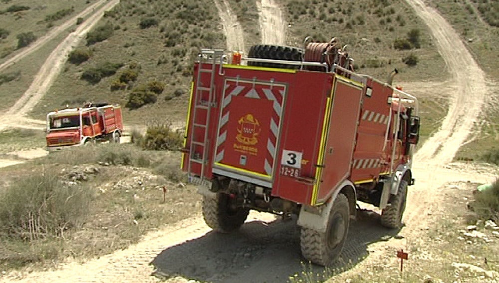 Vehículos de bomberos en una senda de Madrid