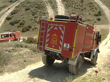 Vehículos de bomberos en una senda de Madrid