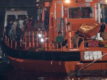 Salvamento atiende a los inmigrantes llegados en patera Salvamento atiende a los inmigrantes llegados en patera