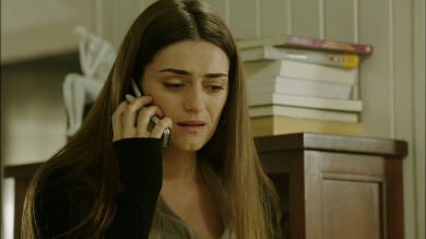 ¿Qué hace Olivia para darle el usb al alcalde?