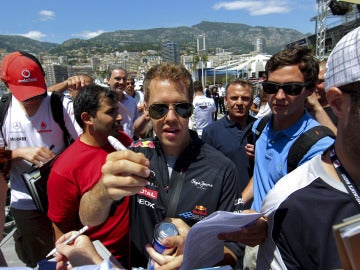 Vettel firmando autógrafos