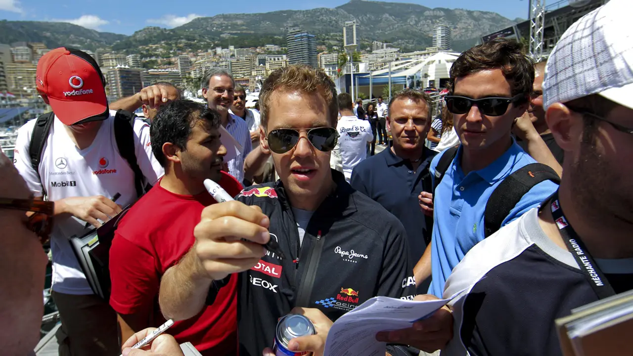 Vettel firmando autógrafos