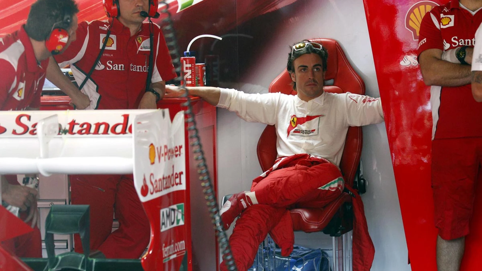 Alonso, en boxes durante el GP de Mónaco