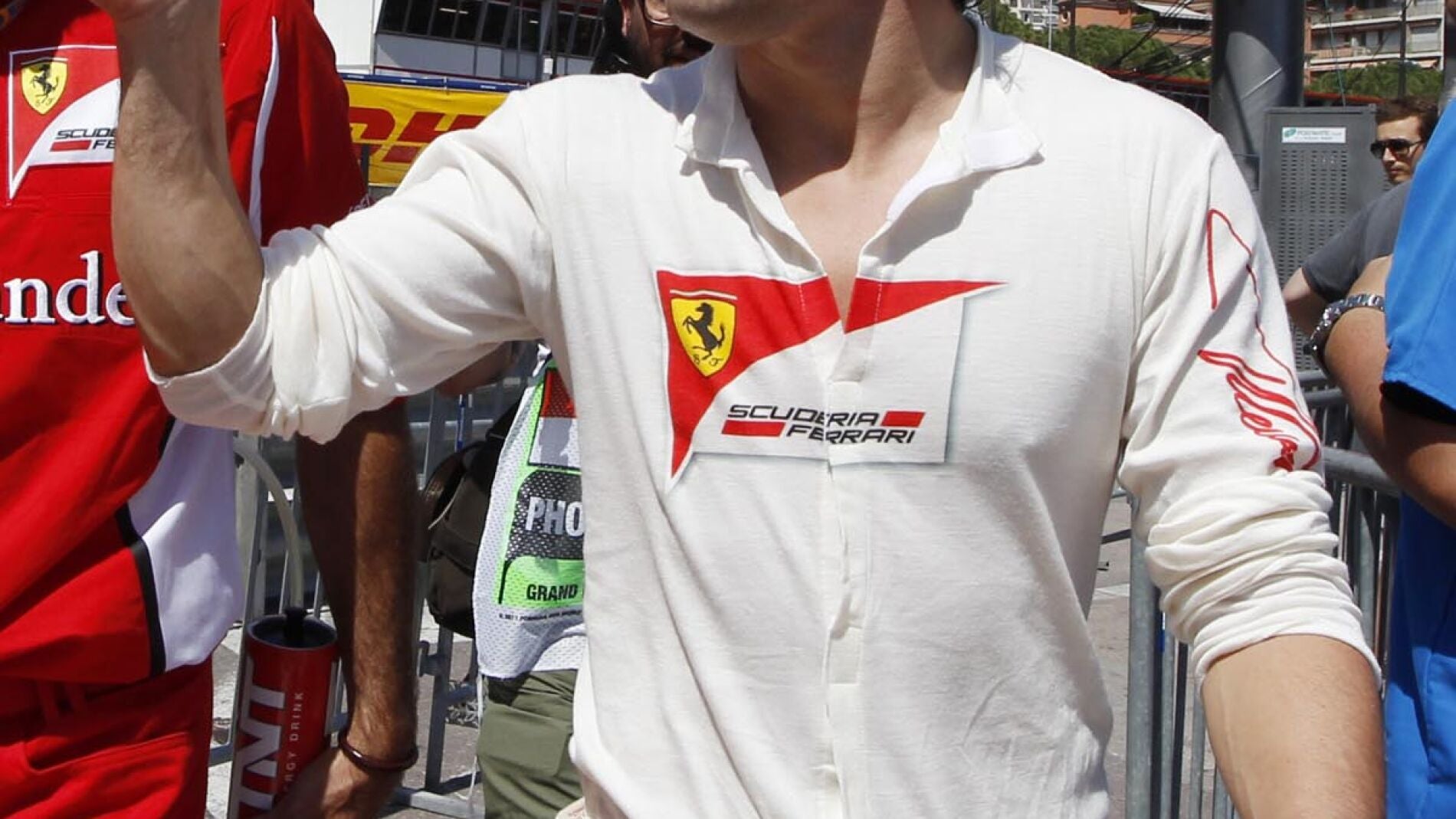 Fernando Alonso saluda a los espectadores