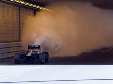 La espectacular humareda de Kovalainen en el túnel de Mónaco 