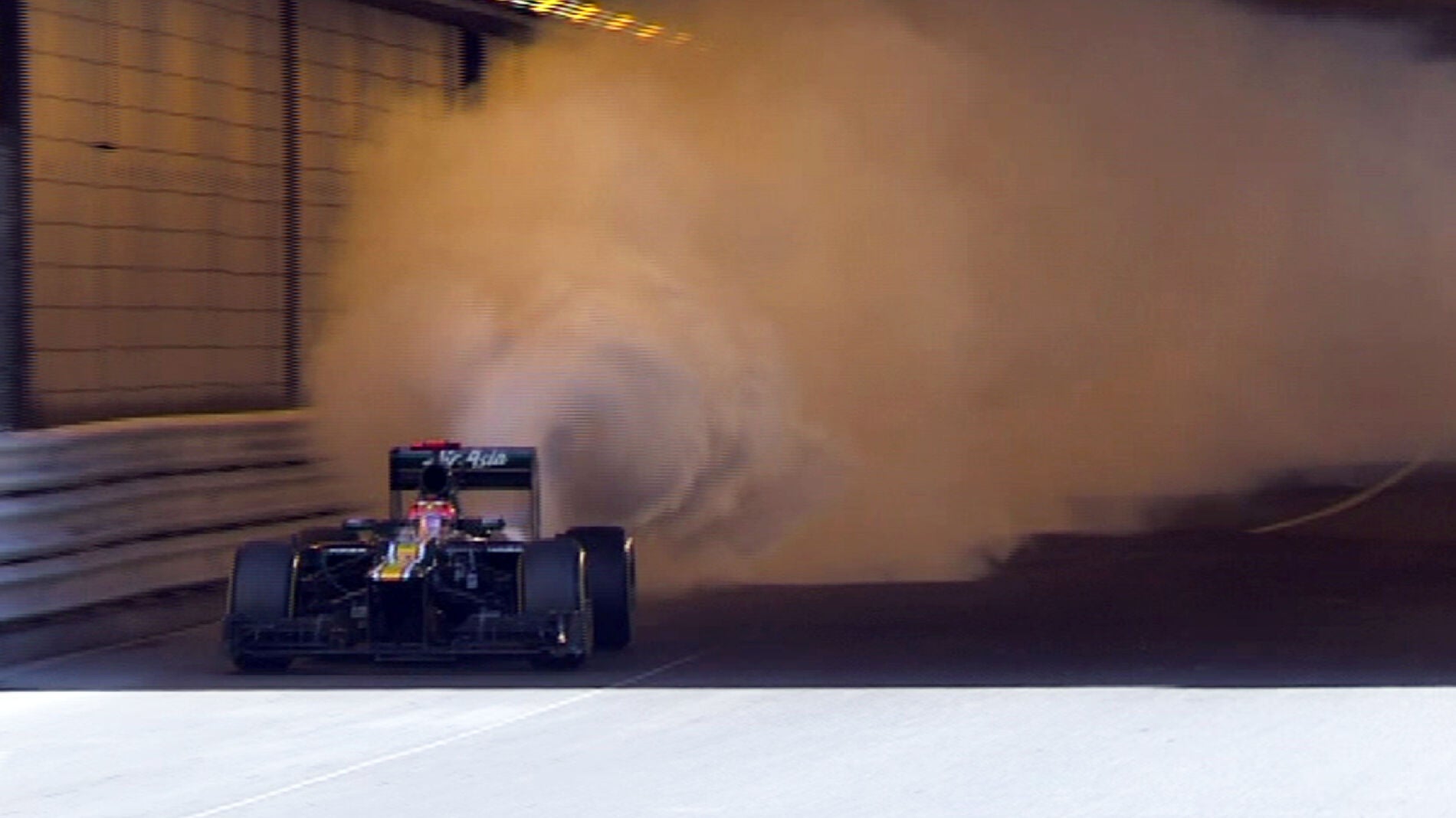 La espectacular humareda de Kovalainen en el t&uacute;nel de M&oacute;naco 