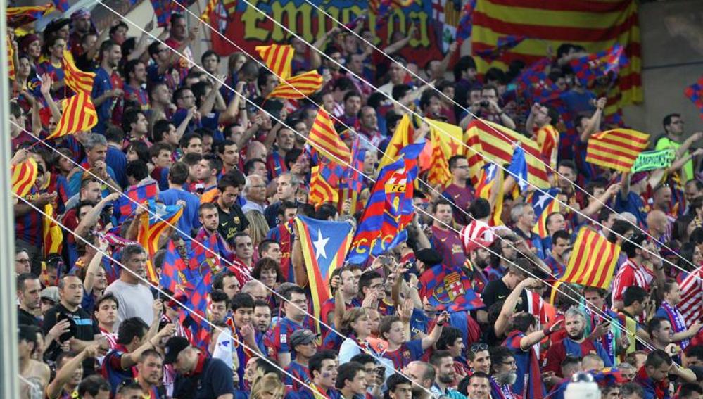 Senyeras y esteladas en campo de fútbol