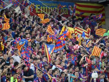 Senyeras y esteladas en campo de fútbol