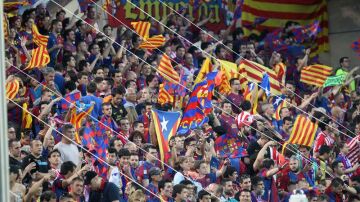 Senyeras y esteladas en campo de fútbol