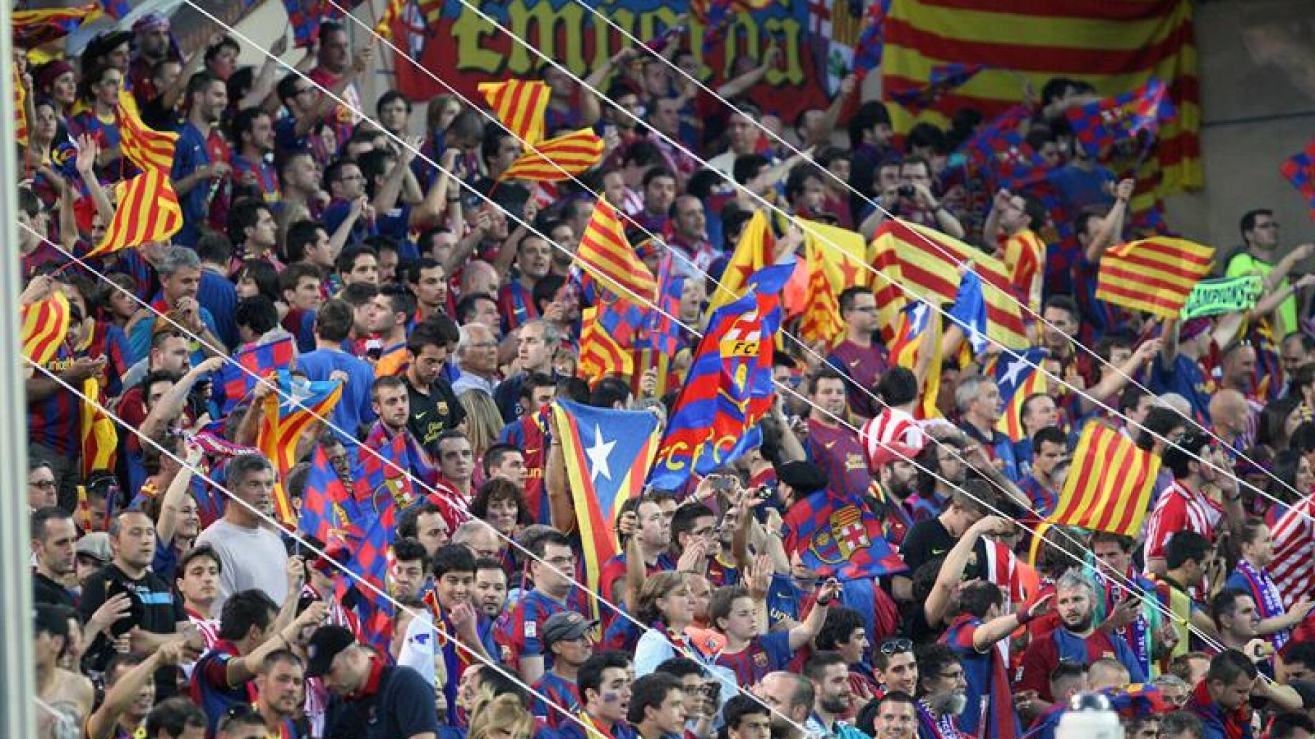 Senyeras y esteladas en campo de f&uacute;tbol