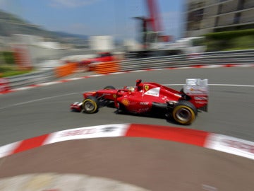 Alonso toma una curva en el GP de Mónaco