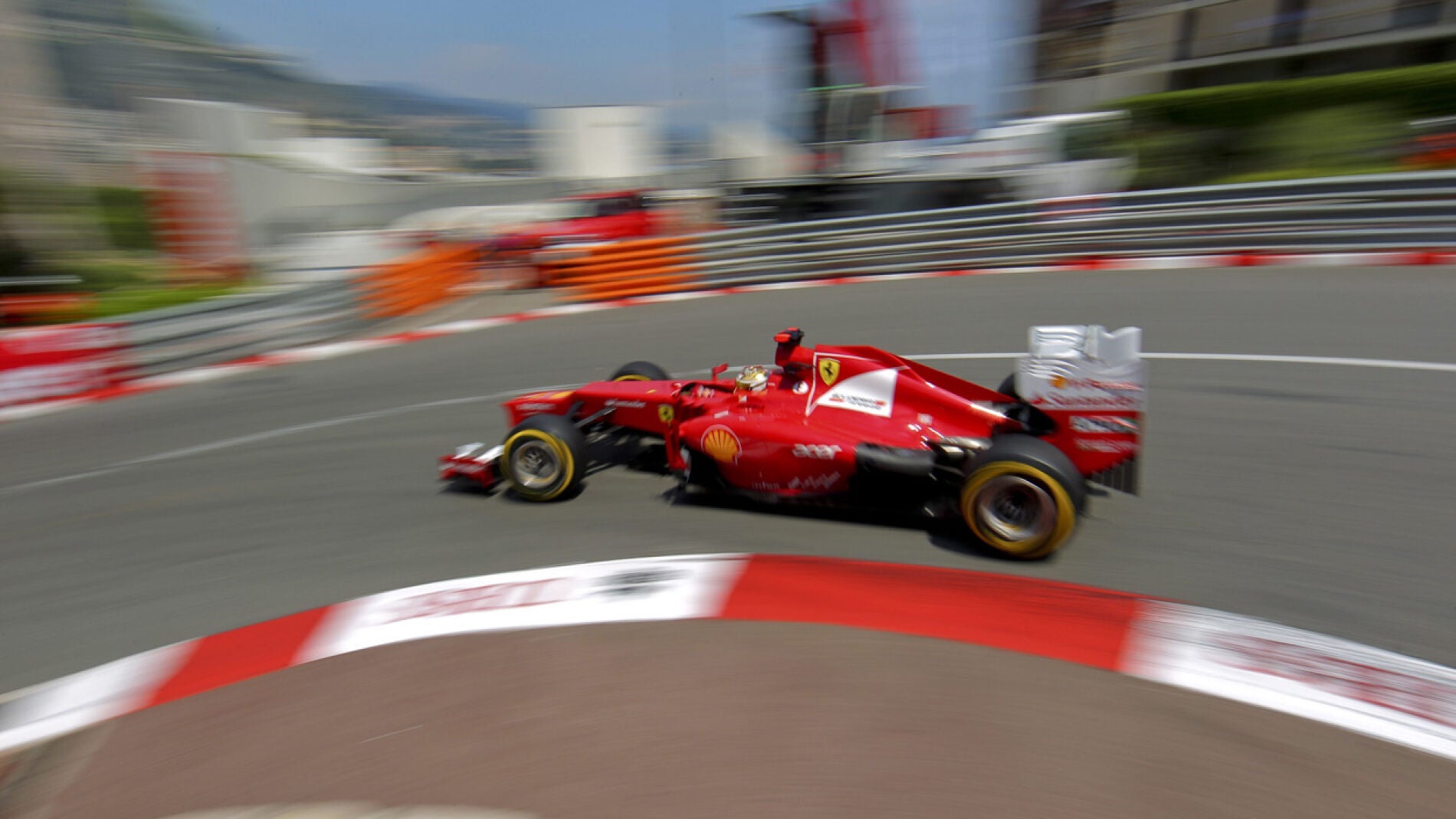 Alonso toma una curva en el GP de M&oacute;naco