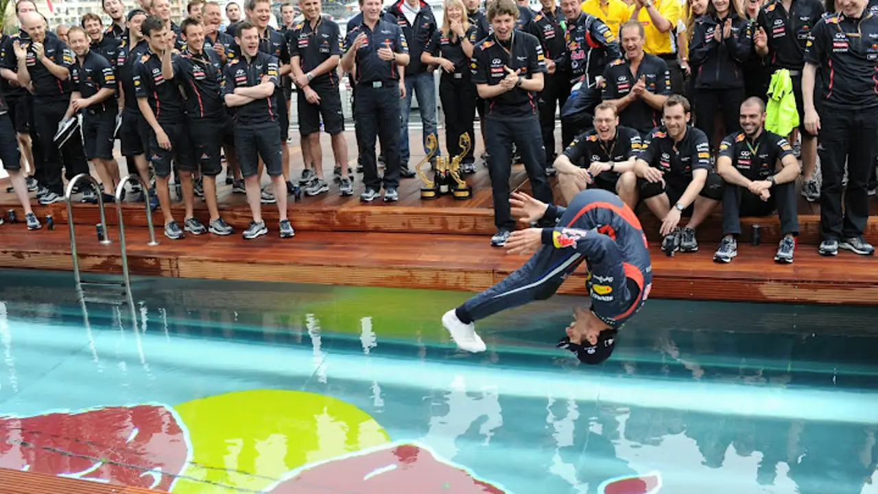 Mark Webber lo festeja en la piscina