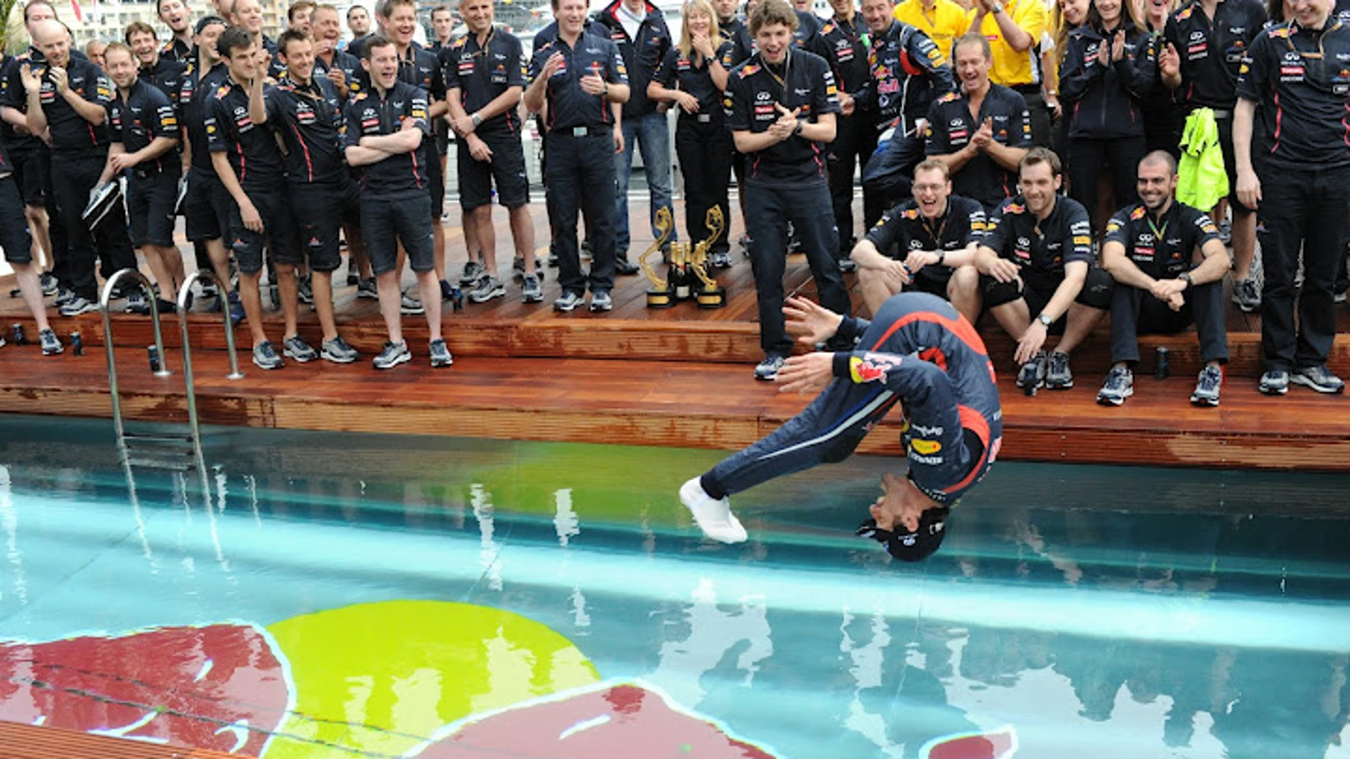 Mark Webber lo festeja en la piscina