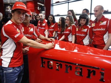 Fernando Alonso y Marc Gené, en la apertura de una tienda de Ferrari en Serrano