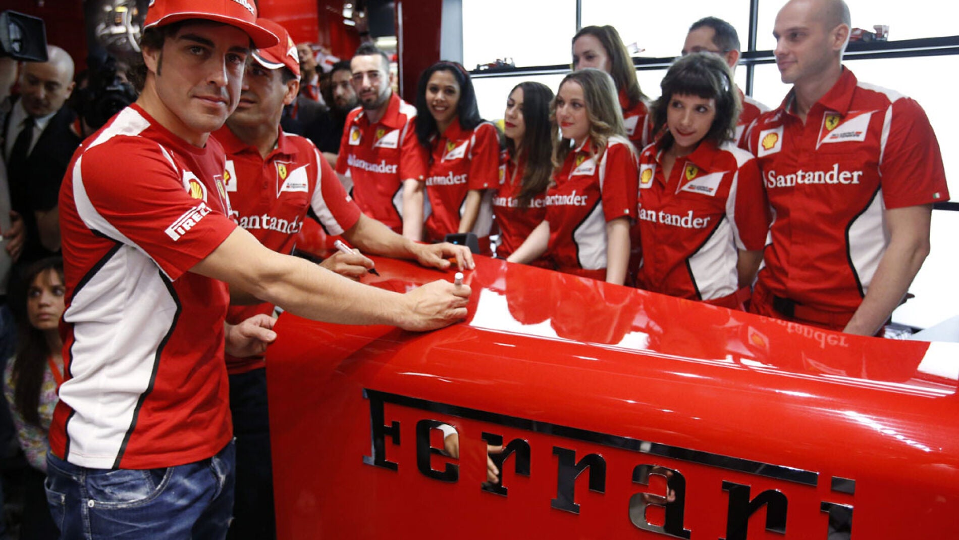 Fernando Alonso y Marc Gen&eacute;, en la apertura de una tienda de Ferrari en Serrano