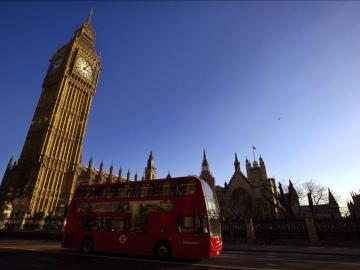 Un típico autobús inglés pasa por delante del Big Ben